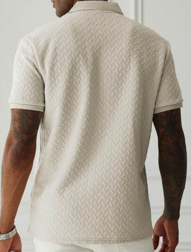 Camisa polo básica de manga corta con cuello vuelto y botones al frente,