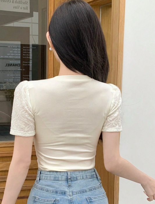 DAZY Camiseta de manga corta con cuello redondo y aplicación de encaje para mujer, ideal para Nochevieja