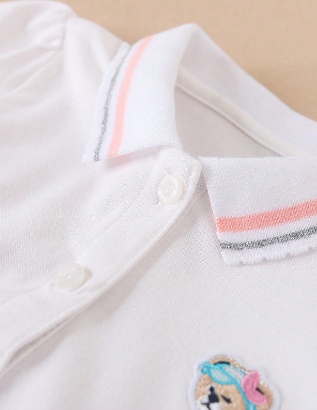 Camisa polo para niña con aplicaciones y ribete de rayas