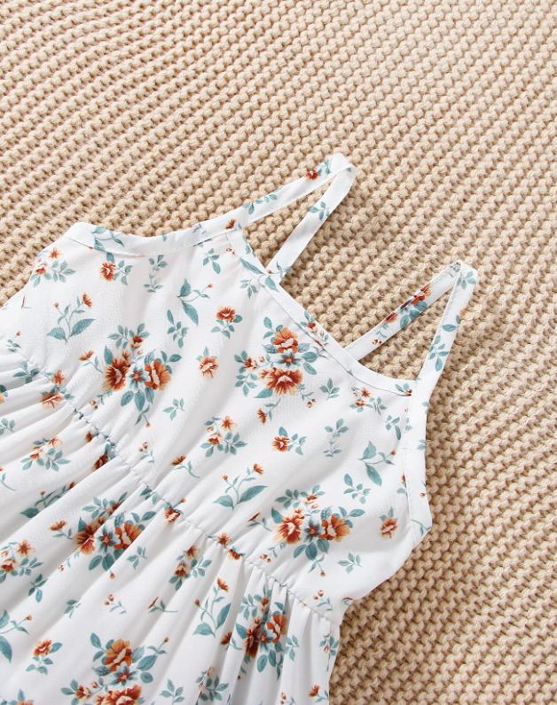 Chaqueta de mezclilla con solapa para niña pequeña y vestido cami de flores con dobladillo de volantes