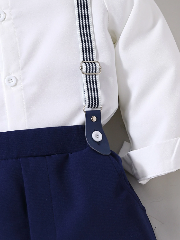 Conjunto formal para niño pequeño que incluye camisa con lazo delantero y pantalones con tirantes.