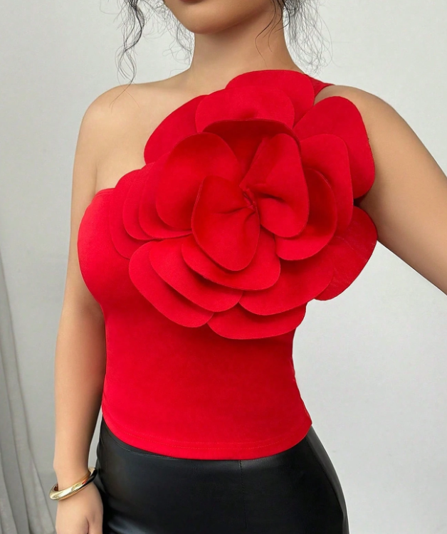blusa de punto elegante y ajustada con un solo tirante, cuello oblicuo con flores 3D en color rojo sólido y espalda descubierta