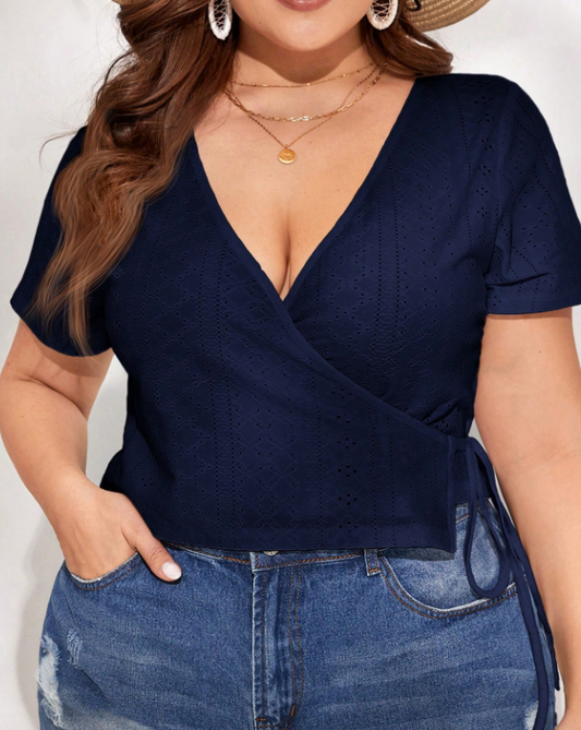 Camiseta casual con cuello en V y manga corta con detalle de lazo para tallas grandes