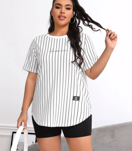 SHEIN EZwear Camiseta de verano con detalles estampados de rayas y letras, bajo curvo