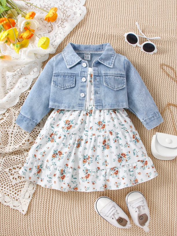 Chaqueta de mezclilla con solapa para niña pequeña y vestido cami de flores con dobladillo de volantes