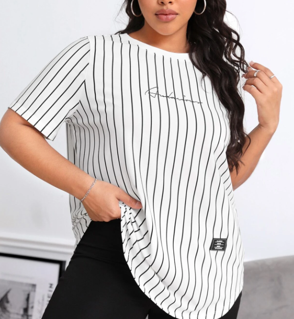 SHEIN EZwear Camiseta de verano con detalles estampados de rayas y letras, bajo curvo