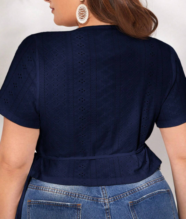 Camiseta casual con cuello en V y manga corta con detalle de lazo para tallas grandes