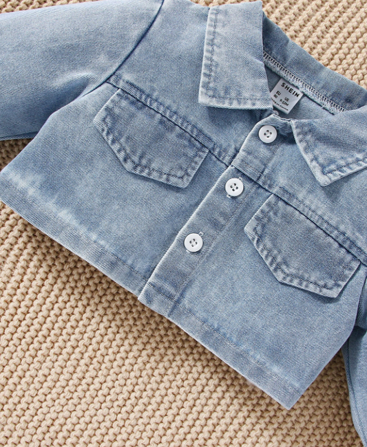 Chaqueta de mezclilla con solapa para niña pequeña y vestido cami de flores con dobladillo de volantes