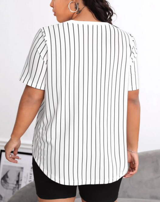 SHEIN EZwear Camiseta de verano con detalles estampados de rayas y letras, bajo curvo